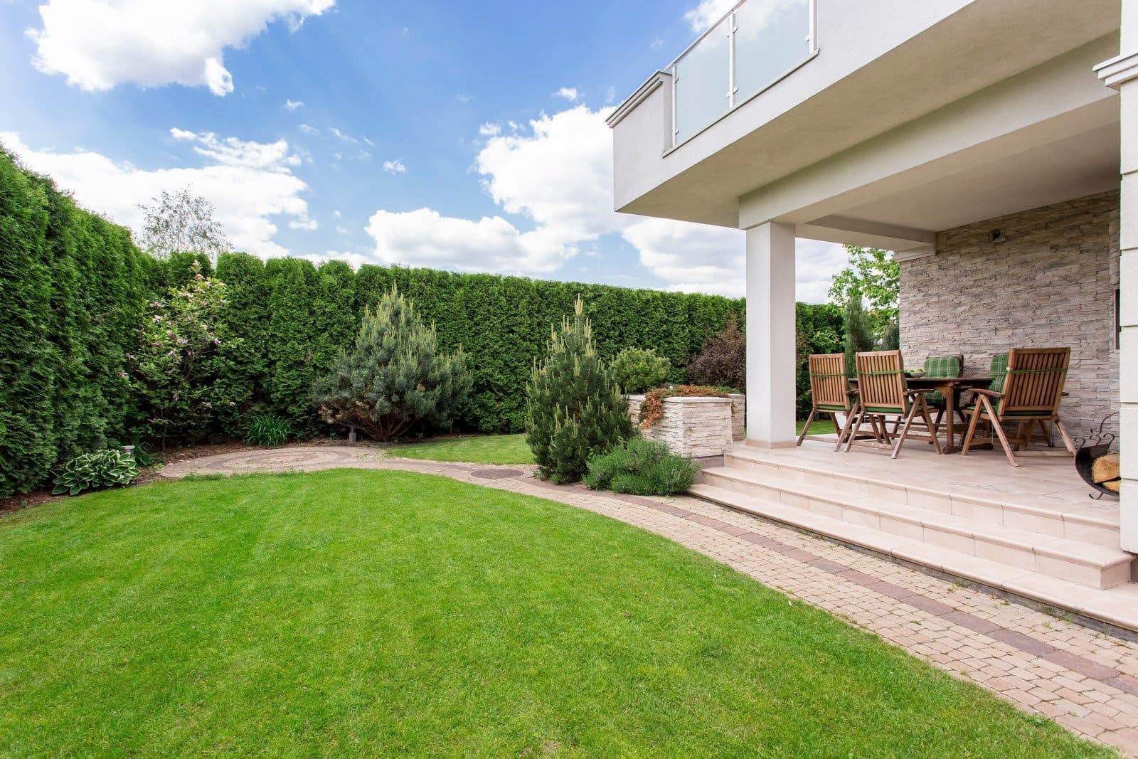Verzorgd gazon naast een modern terras